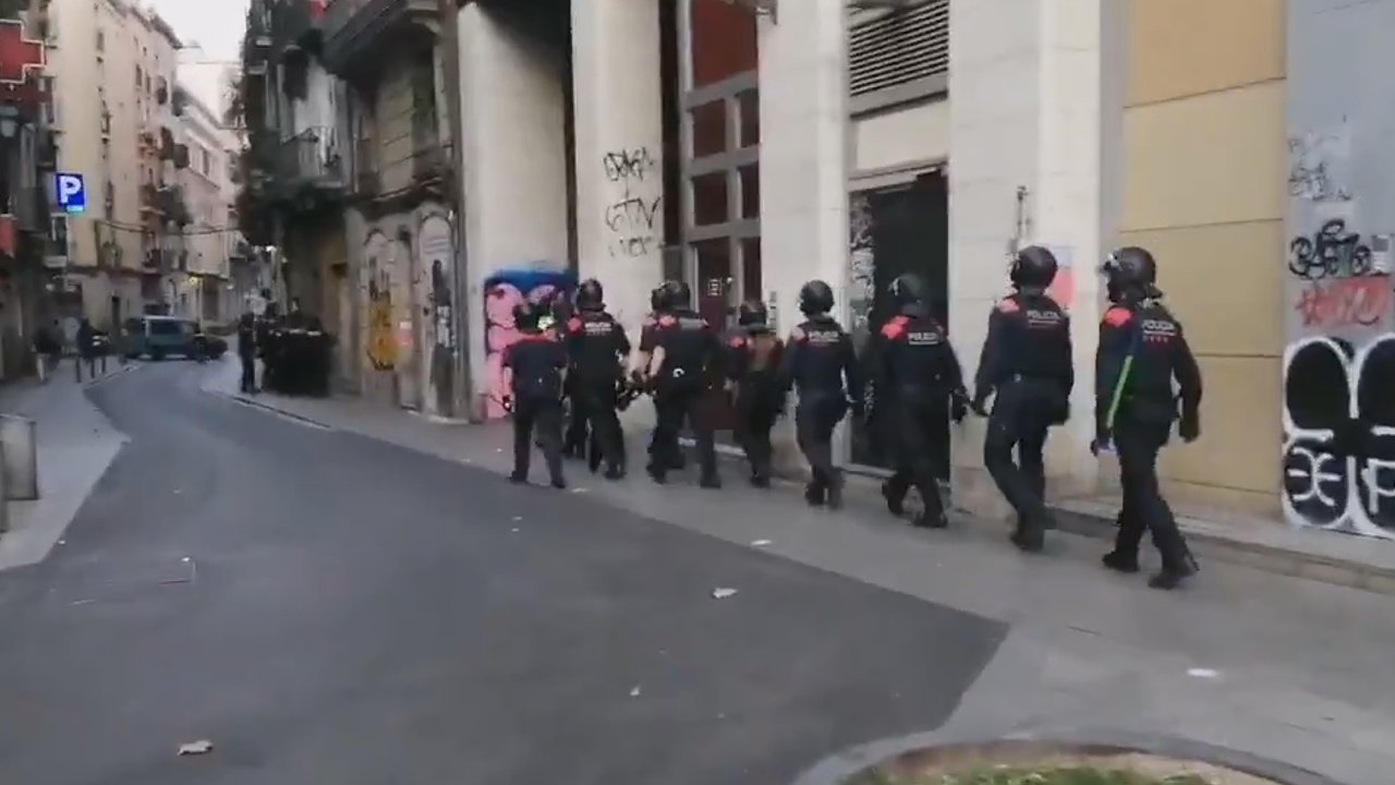 Macrooperación policial contra la droga en el barrio del Raval de Bar