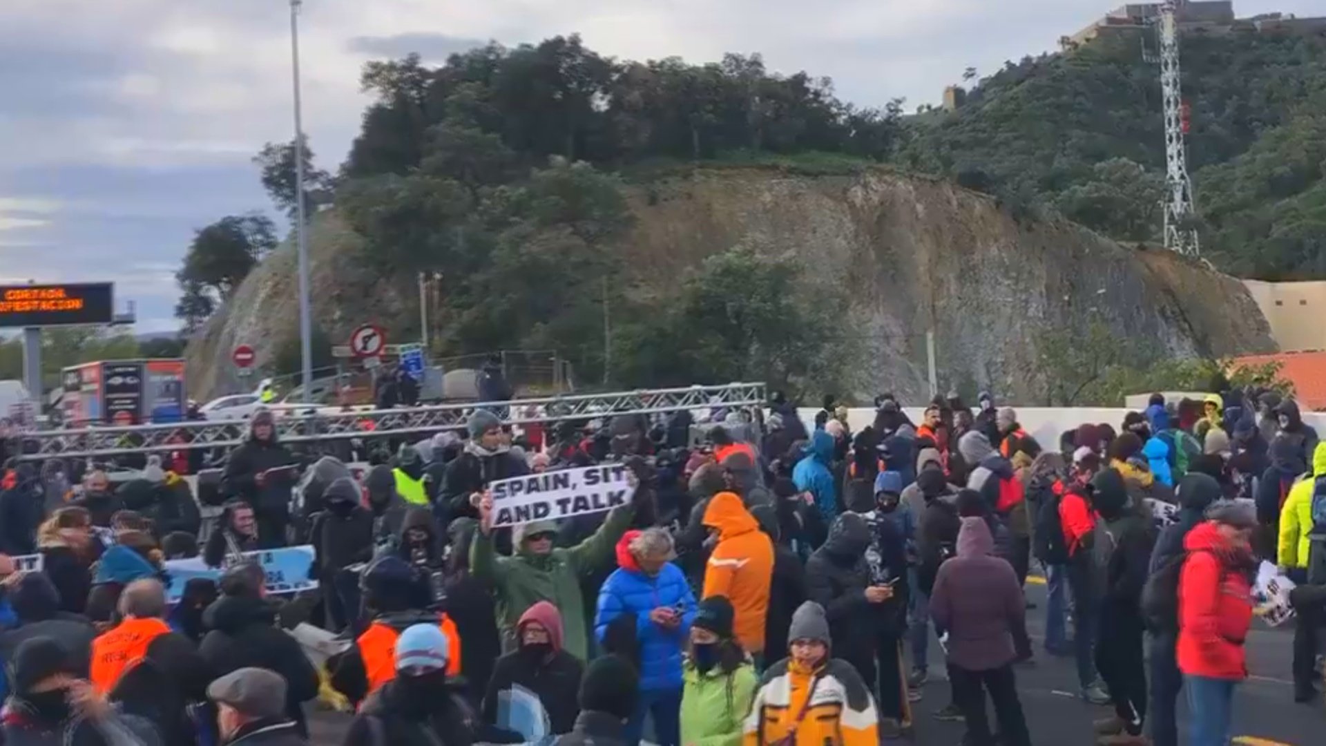 La Jonquera tallada per simpatitzants de Tsunami Democràtic.