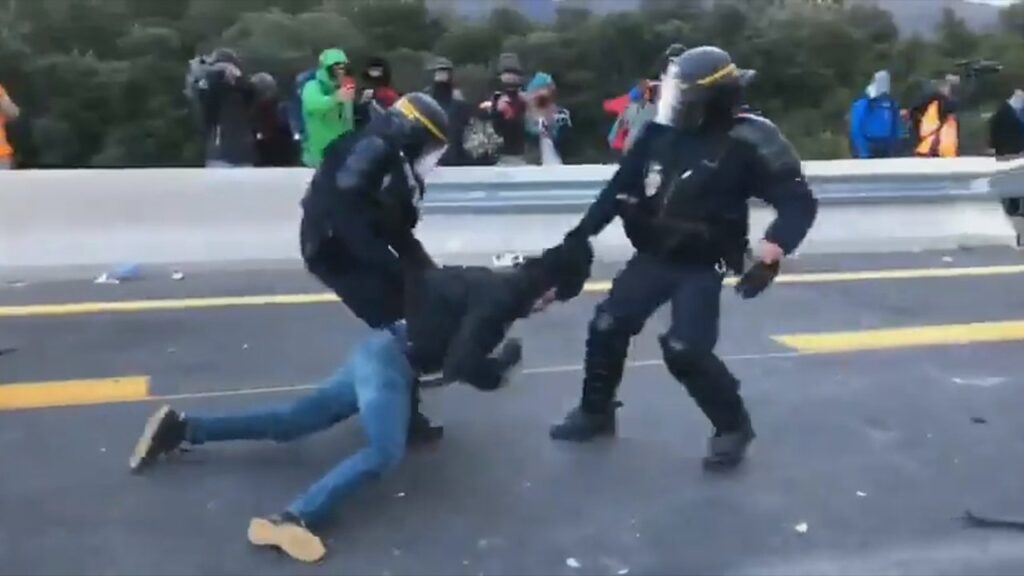 Un agente francés arrastra a un activista de Tsunami Democràtic