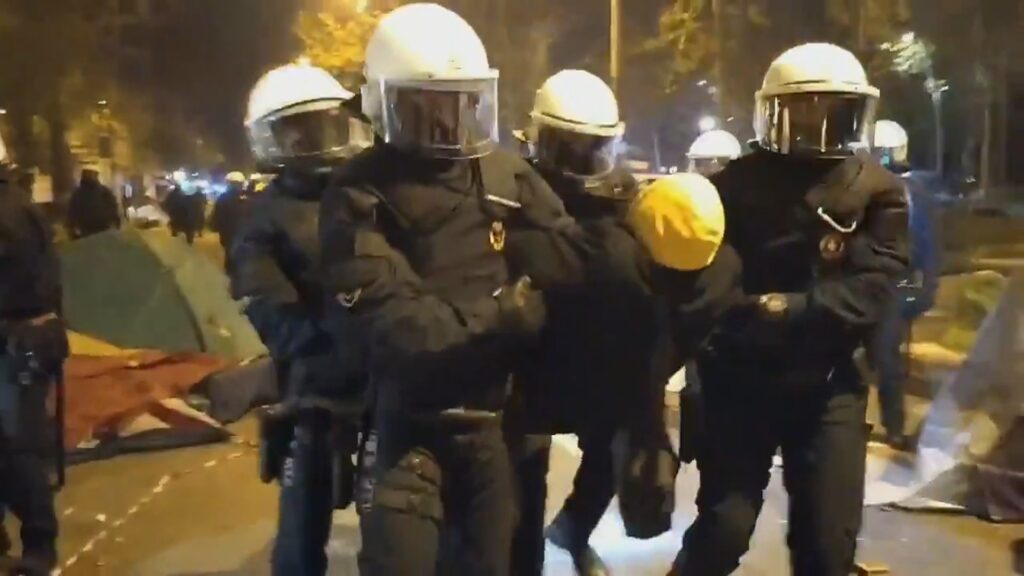 Detención de uno de los jóvenes acampados en la plaza Universitat.