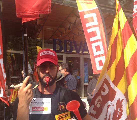 Protesta davant la seu del BBVA, al Passeig de Gràcia