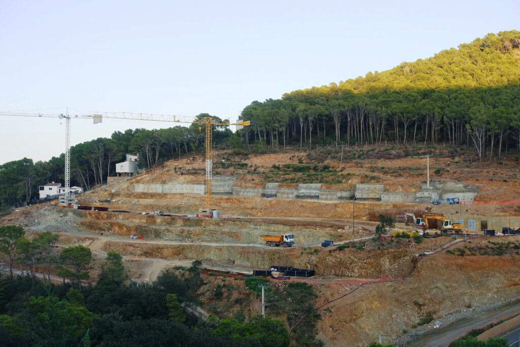 Obres de la urbanizació 'Jardins Sa Riera Living' a Begur
