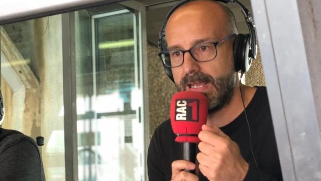 El periodista Joan Maria Pou, interviniendo en su emisora, RAC1