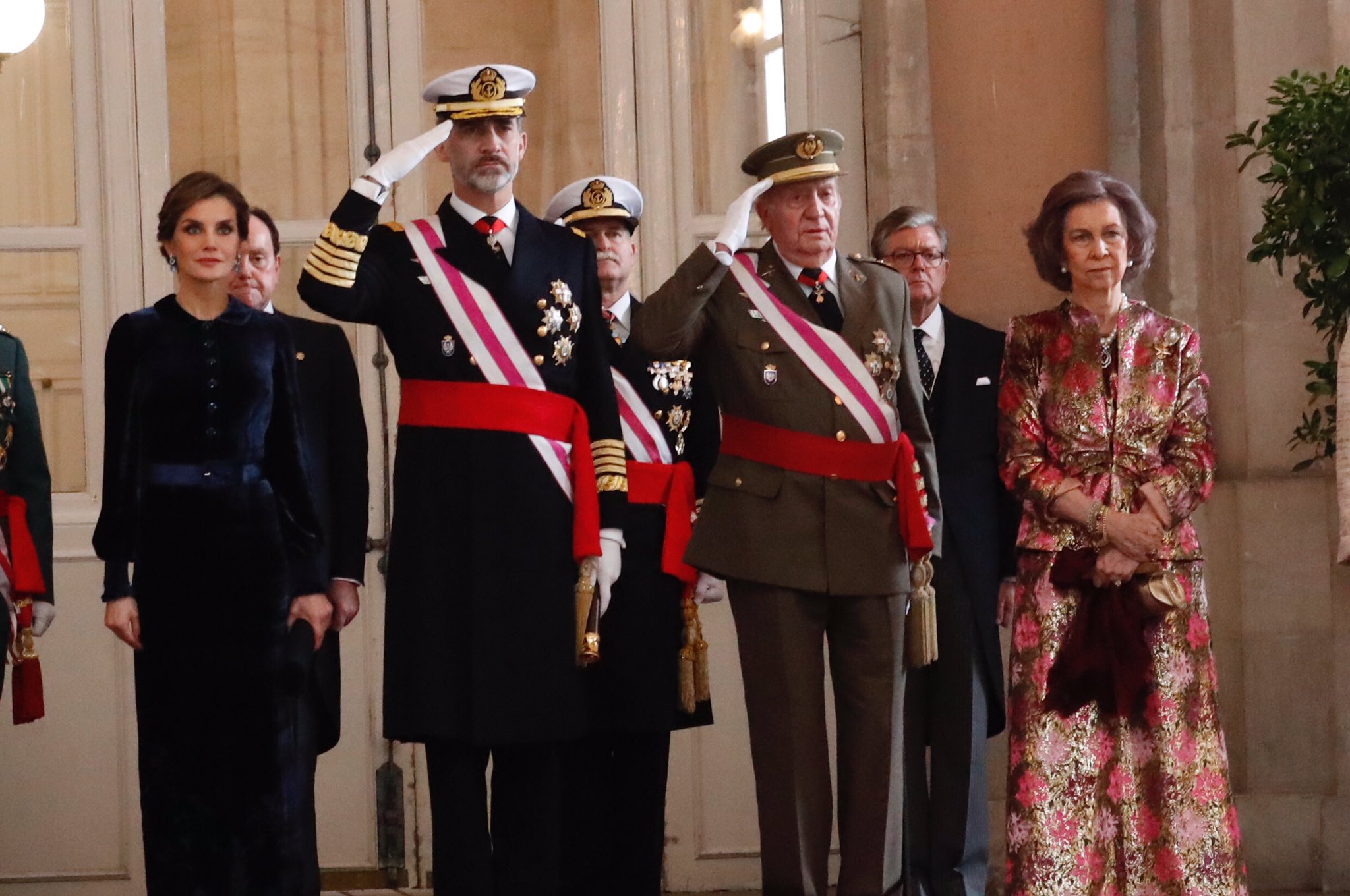 Juan Carlos I, en un acto público con su hijo y actual jefe de Estado, Felipe VI, la reina Letizia y la reina emérita Sofía