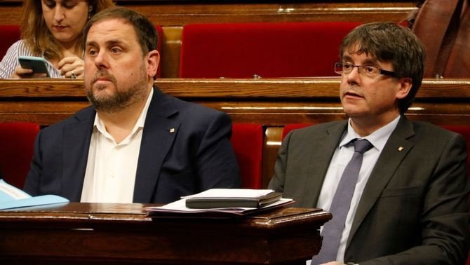 Oriol Junqueras y Carles Puigdemont, en el Parlamento de Cataluña