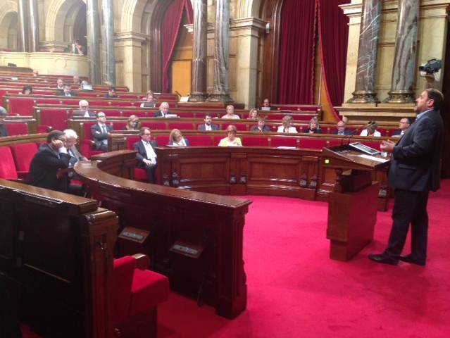 Junqueras des d'un Parlament mig buit
