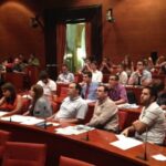Les joventuts dels partits segueixen el Ple en una sala annexa del Parlament