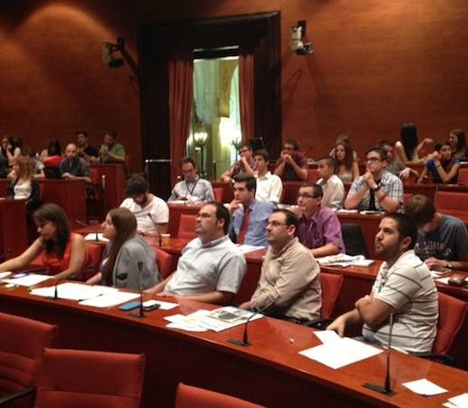 Les joventuts dels partits segueixen el Ple en una sala annexa del Parlament