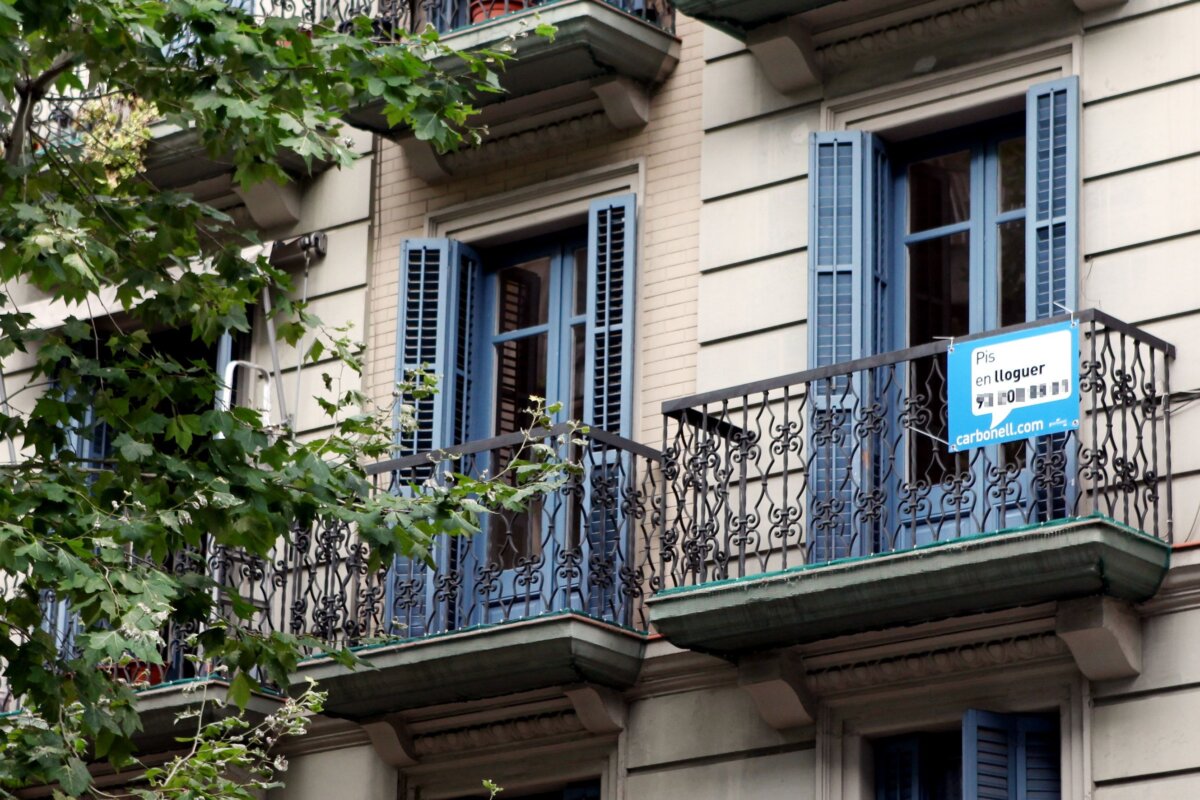 Cartell d'un habitatge de lloguer, a Barcelona