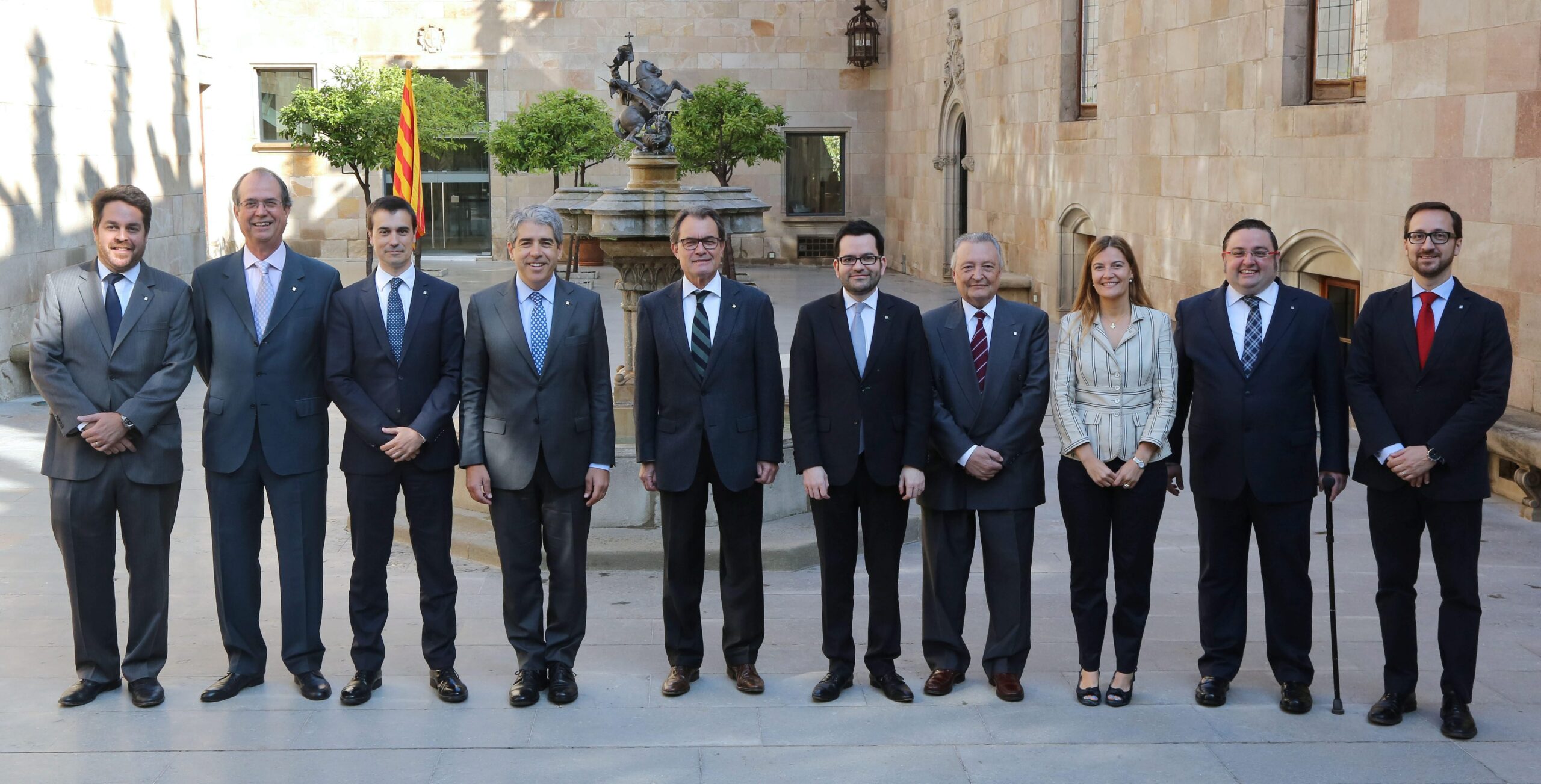 Artur Mas y Francesc Homs, acompañados de los delegados de Exteriores, en 2015