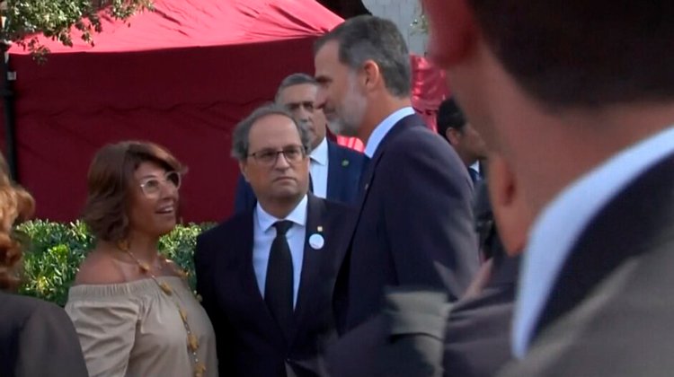 El rei Felip VI saluda a la parella de Joquim Forn,...