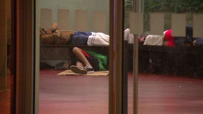 Menores no acompañados durmiendo en una comisaría de los mossos