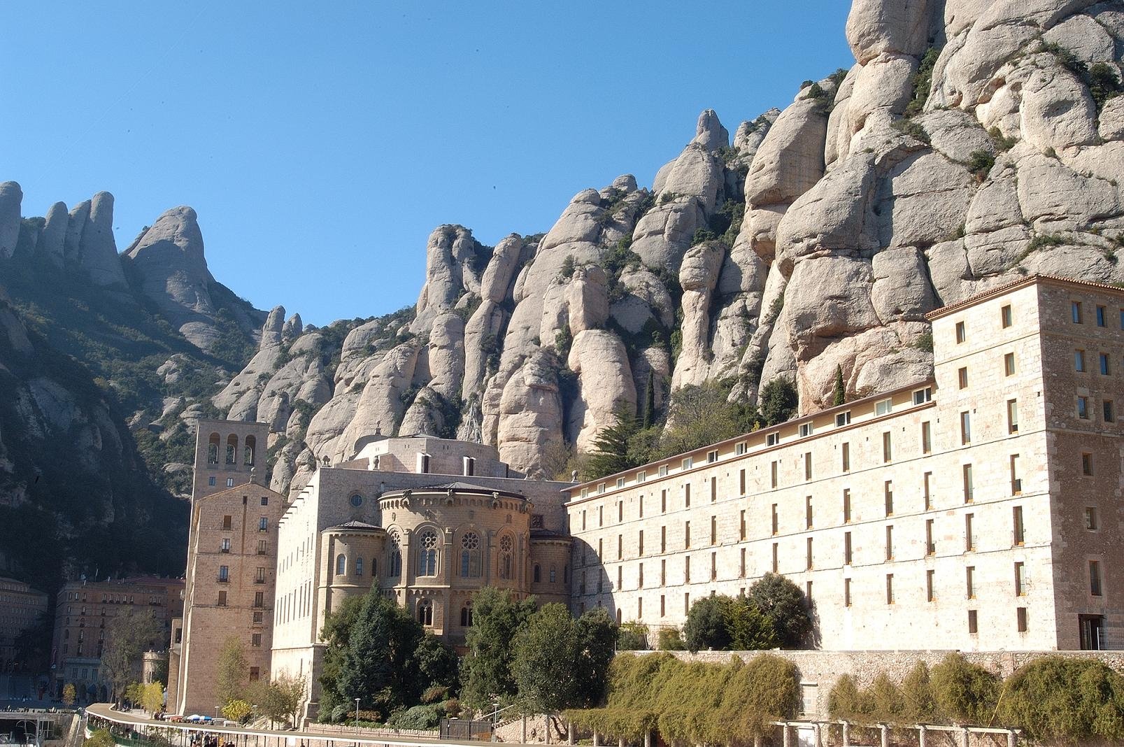Edificis de l'abadia de Montserrat al peu de la muntanya