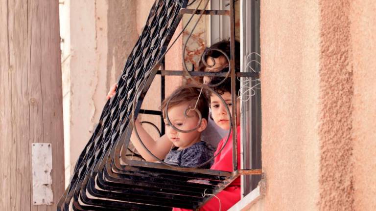 Nens a un balcó