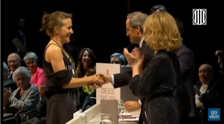 Núria Picas rep la creu de sant Jordi de mans del president de la Gen