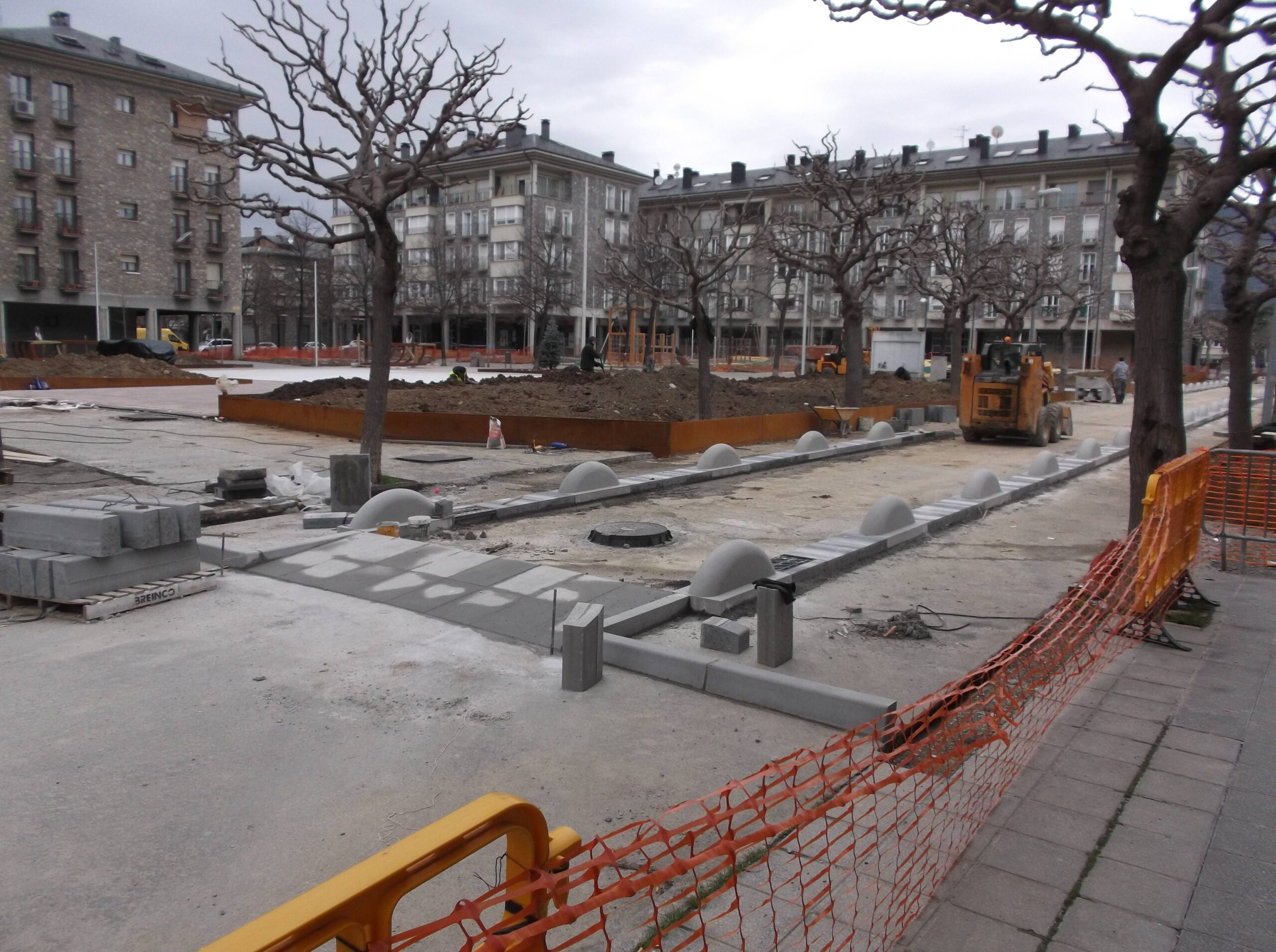 Obres de reurbanització de la plaça Joan Sansa