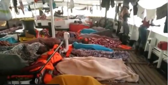 Migrants a l'Open Arms, davant la costa de Lampedusa