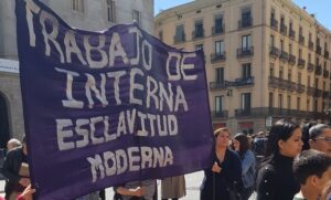 Pancarta de una concentración en la plaça Sant Jaume por los derechos de las trabajadoras del hogar y las curas