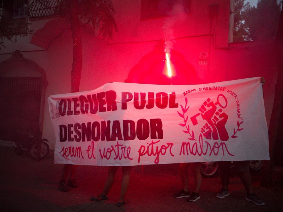 Acción de la Xarxa d'Habitatge d'Horta-Guinardó delante del domicilio de