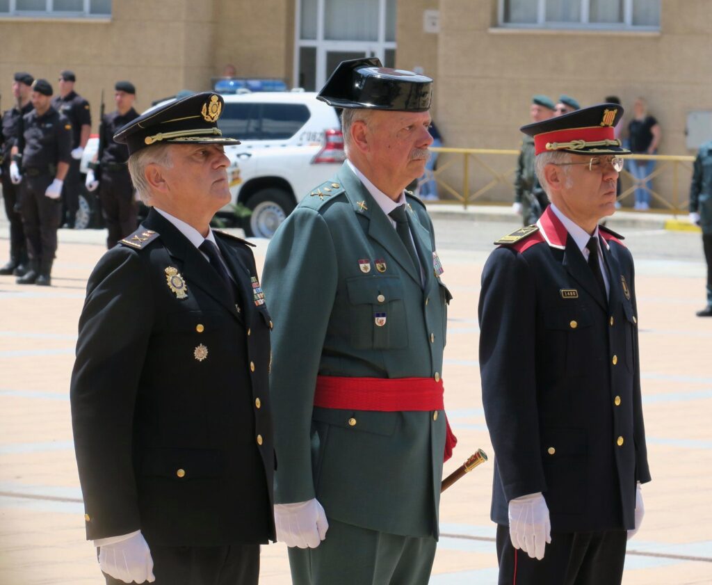 Pedro Garrido (centre), acompanyat pels caps policials dels Mossos d'E