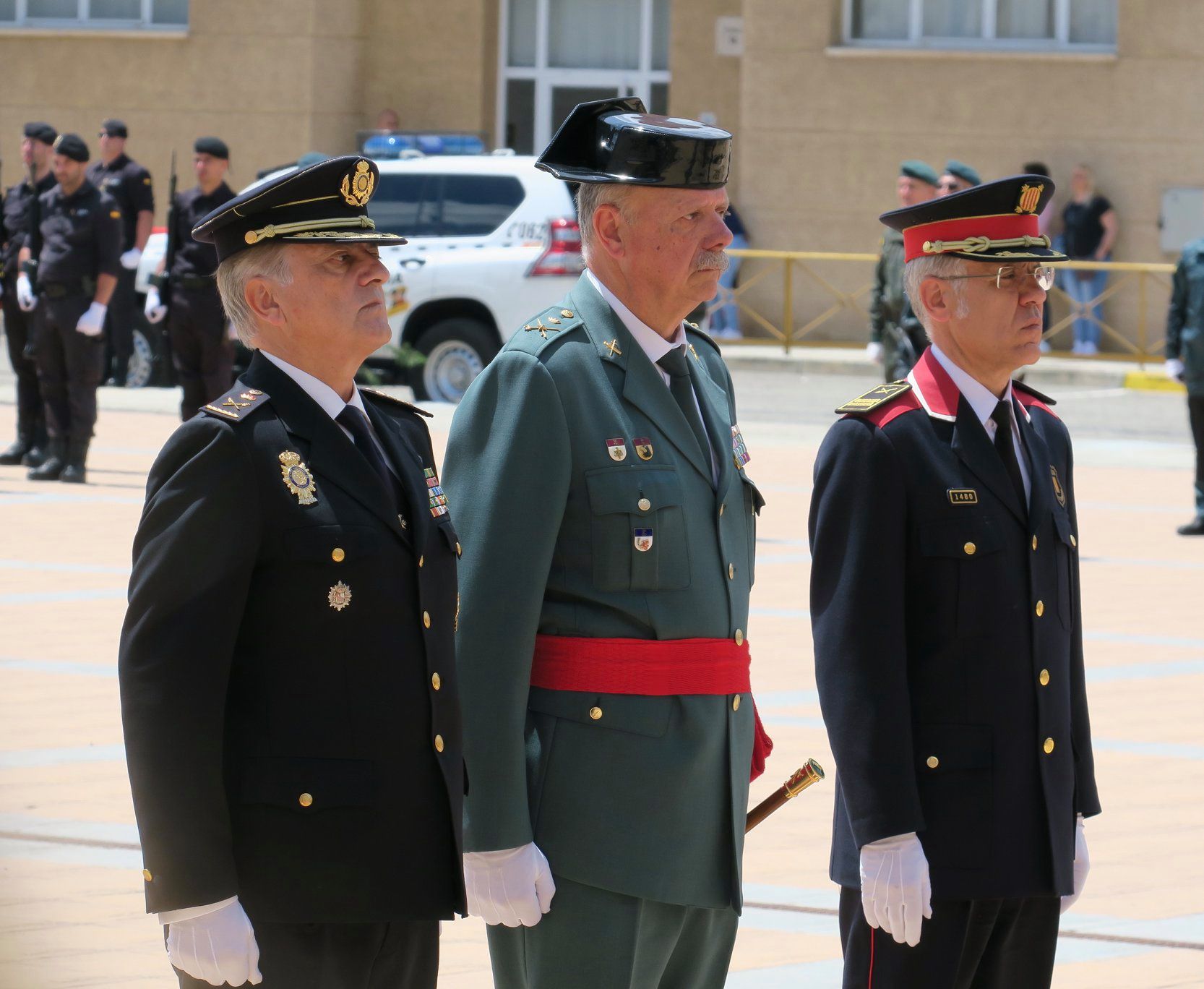 Pedro Garrido (centre), acompanyat pels caps policials dels Mossos d'E