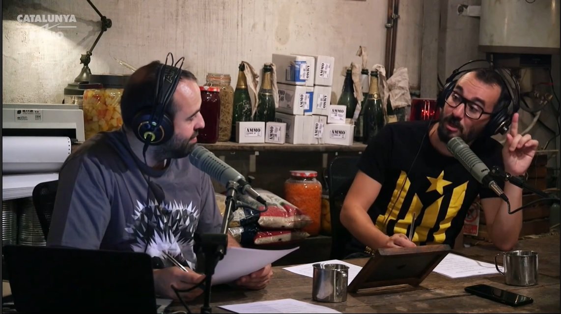 Peyu i Jair Domínguez, amb una samarreta amb el símbol de la bandera