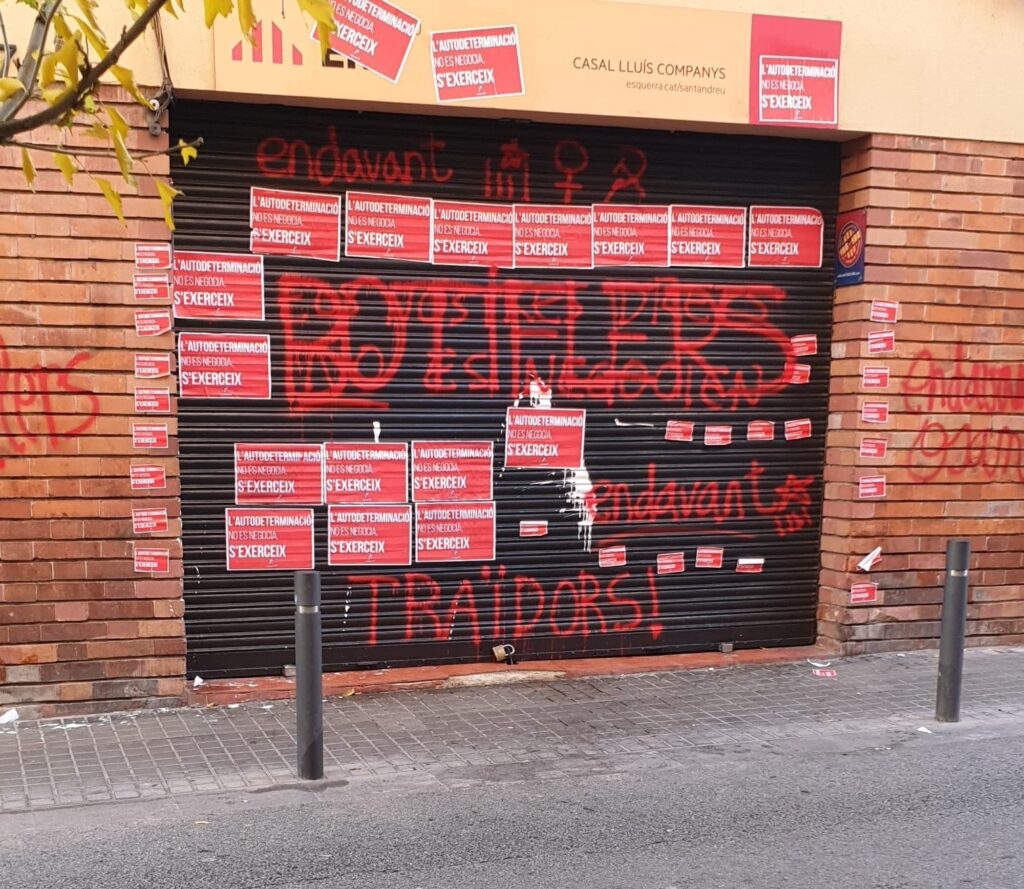 Entrada del casal Lluís Companys de ERC llena de pintadas y carteles