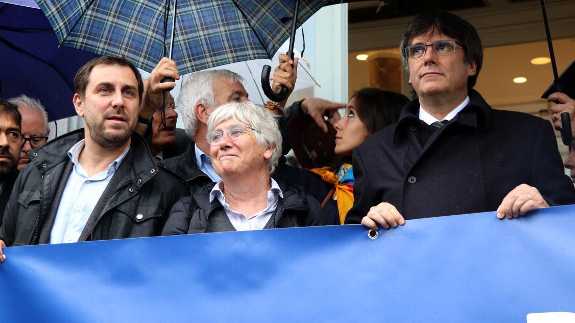 Toni Comín y Clara Ponsatí, acompañados de Carles Puigdemont