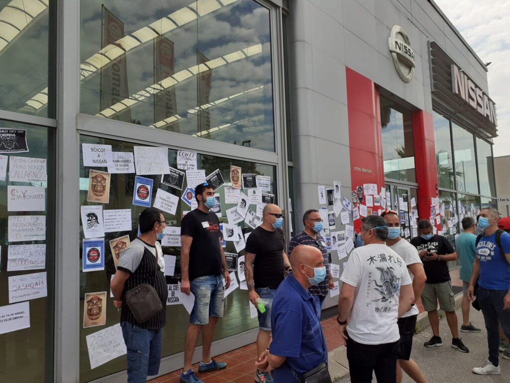 Potesta de los trabajadores de Nissan ante un concesionario del emp