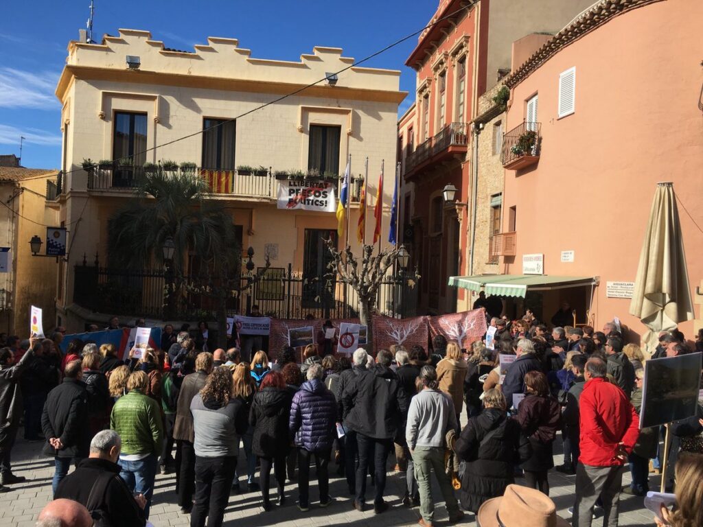 Protesta contra la destrucció ecològica de Begur a la porta de l'aju
