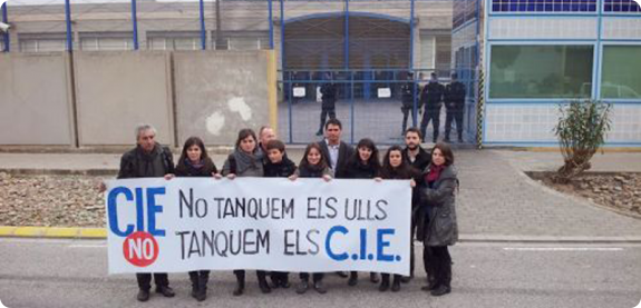 Protesta davant el CIE de Barcelona per demanar el seu tancament