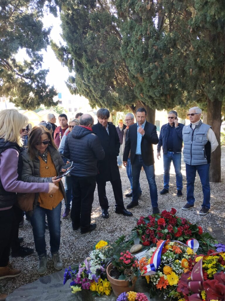 Carles Puigdemont, interpelado por las personas que rendían homenaje