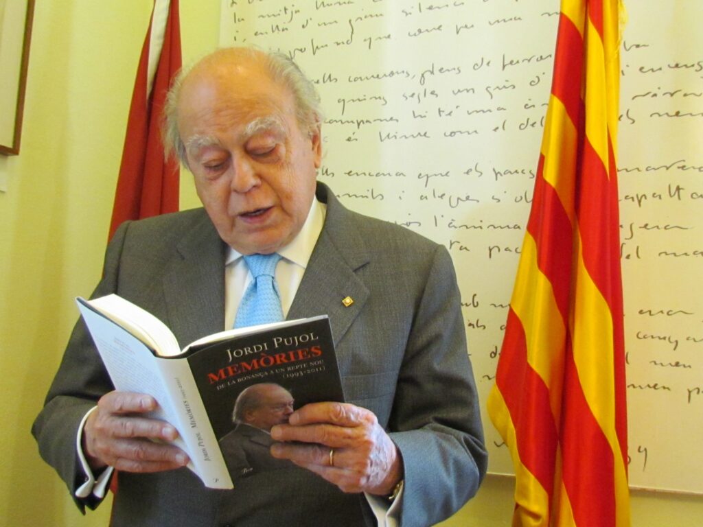 Jordi Pujol fullejant un dels toms de les seves Memòries