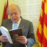 Jordi Pujol hojeando uno de los tomos de sus Memorias