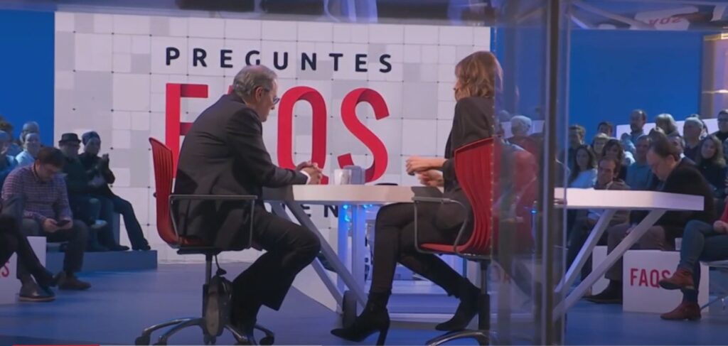 El público aplaude al presidente de la Generalitat, Quim Torra, al pr