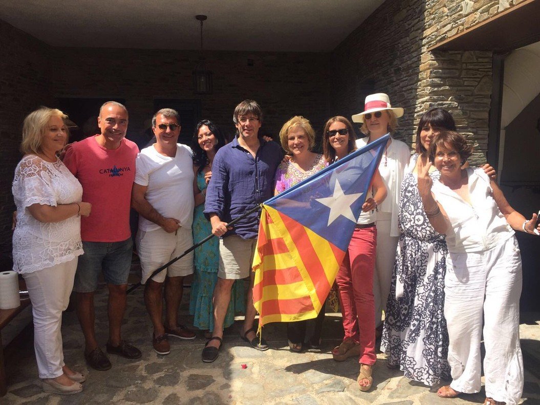 Rahola y Puigdemont, en 2016, en Cadaqués