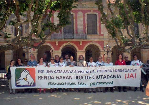 L'equip promotor de la Renda Garantida de Ciutadania davant el Parlame