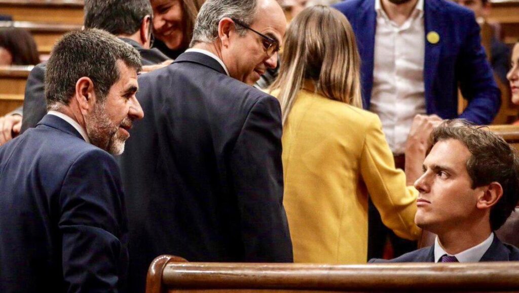 Jordi Sánchez y Jordi Turull, en el Congreso de los Diputados, pasan por