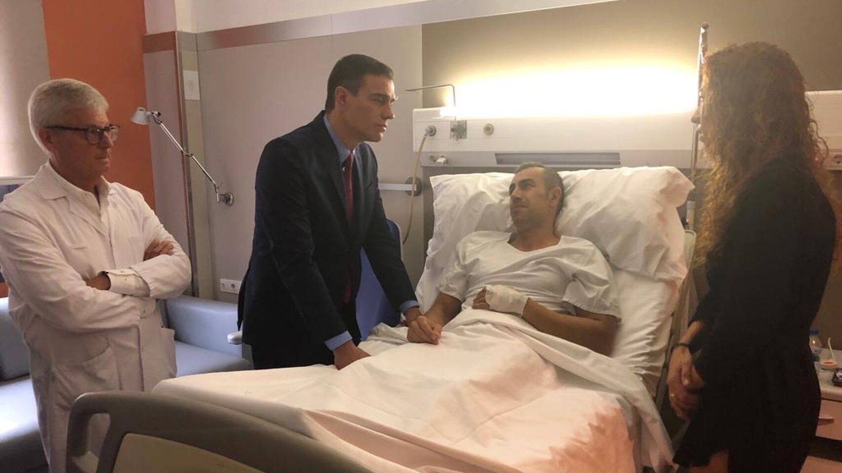 Sánchez amb un agent del CNP ferit
