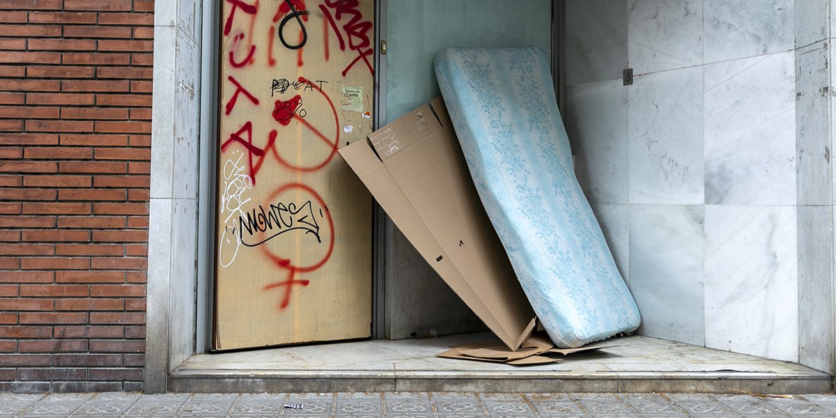 Un matalàs on dorm una persona al carrer