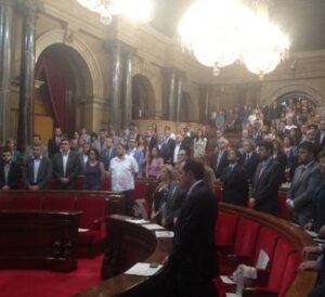 Minut de silenci al Parlament per les víctimes de Santiago