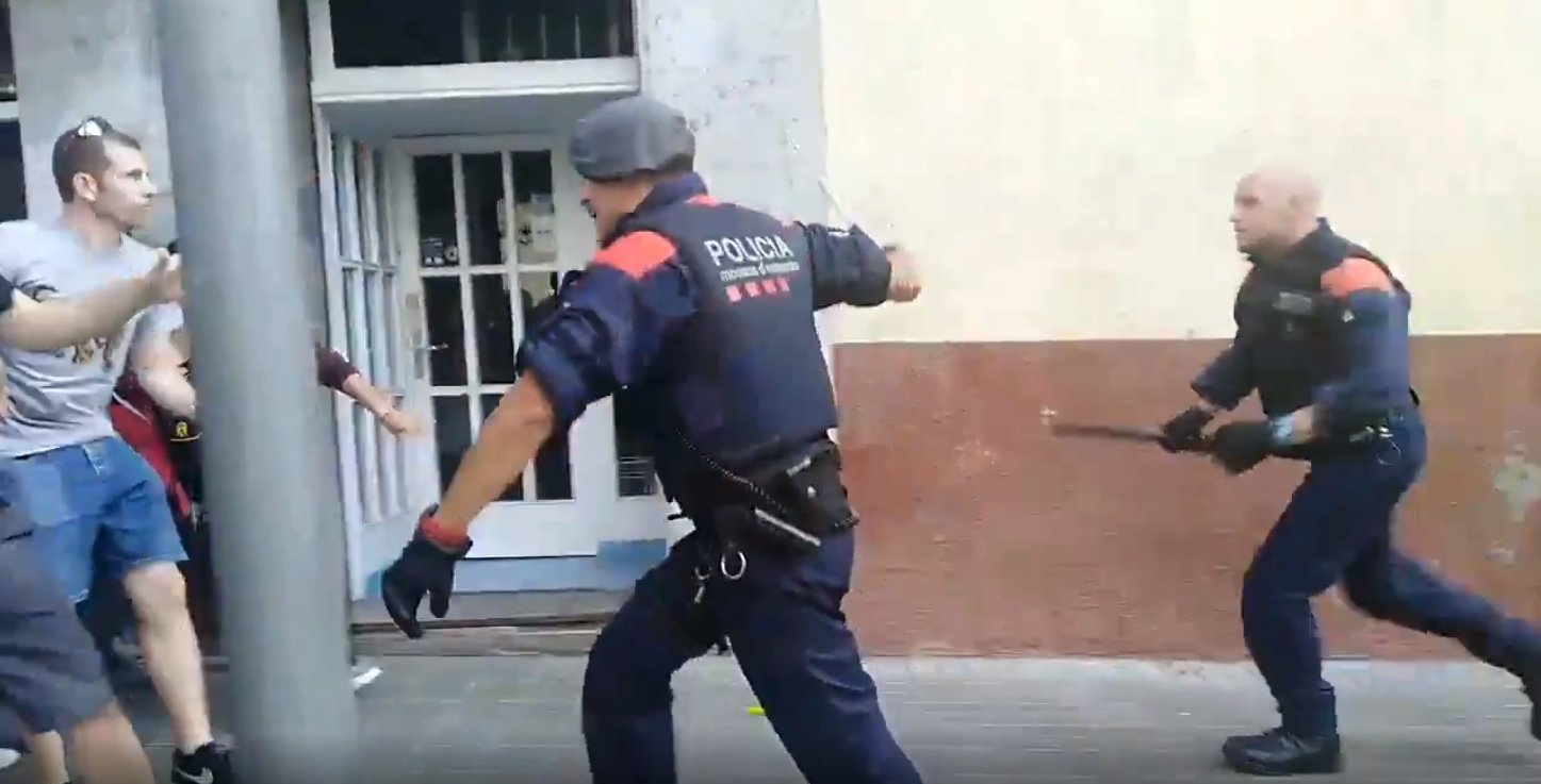 Mossos carregant contra veïns de Sants