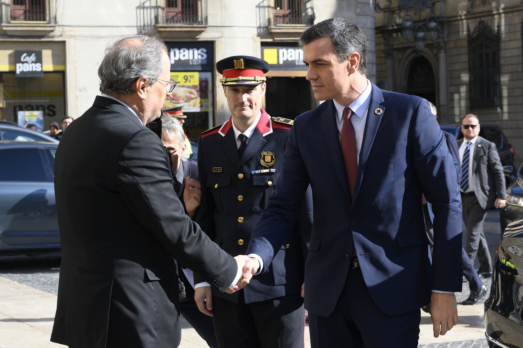 Torra saluda Sánchez a la plaça de Sant Jaume de Barcelona