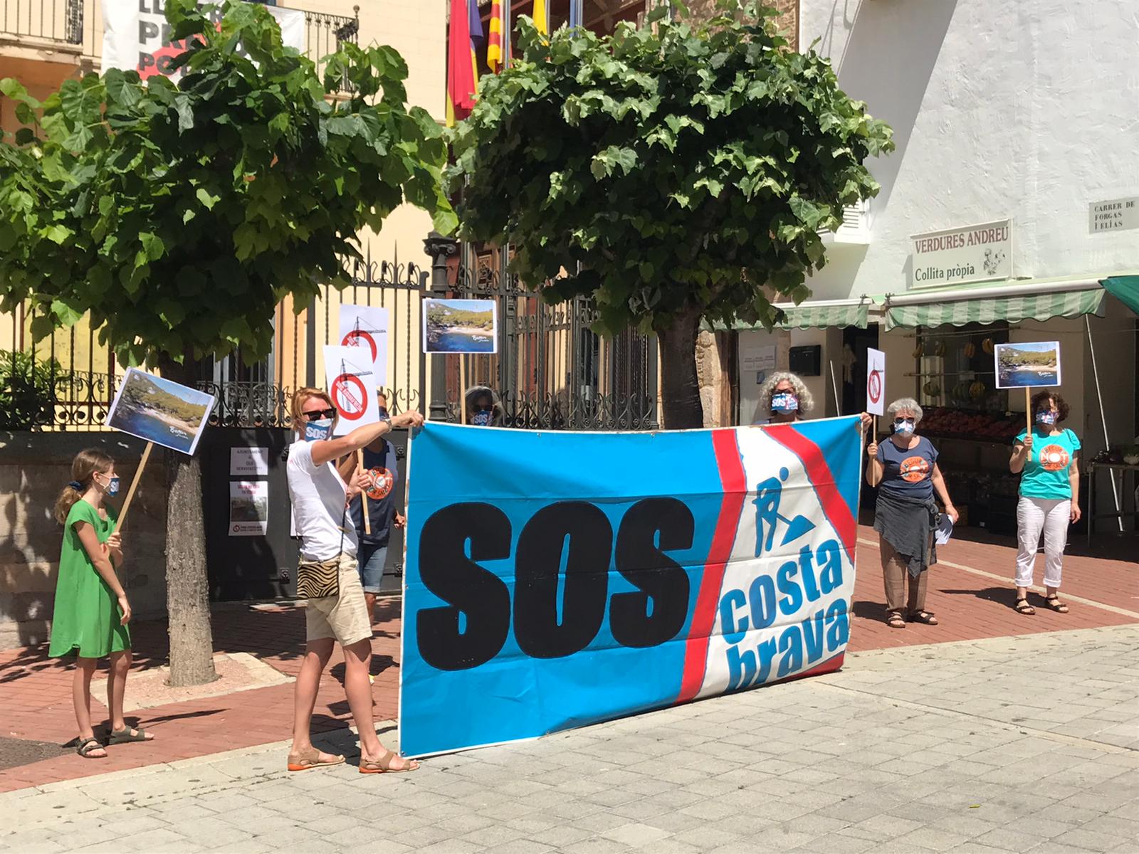 Protesta de Sos Costa Brava delante del ayuntamiento de Begur