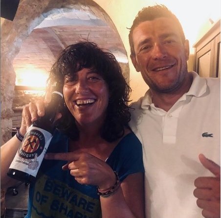 La consellera Teresa Jordà mostra una ampolla de cervesa Empordà Hoo
