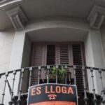 Cartel anunciando un piso de alquiler