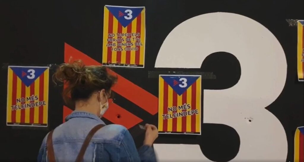 Una joven empapela TV3 con carteles contra su partidismo independen