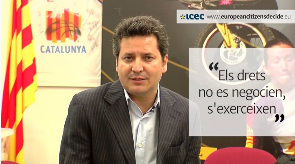 Xavier Vinyals demanant signatures per l'autodeterminació de Catalunya, el 2014
