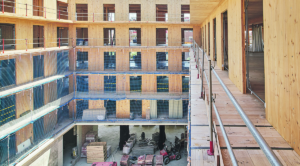 Nou edifici d’habitatges de l’IMPSOL, actualment en construcció, al solar que ocupava l’antic cinema PISA de Cornellà de Llobregat. L’equip redactor i la direcció d’obra del projecte és Peris-Toral, arquitectes.