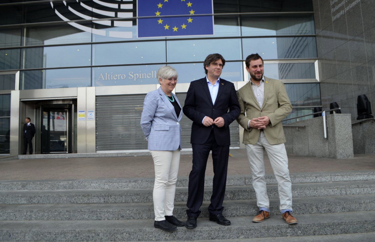 Clara Ponsatí, Carles Puigdemont i Toni Comín, davant de la seu del Parlament europeu
